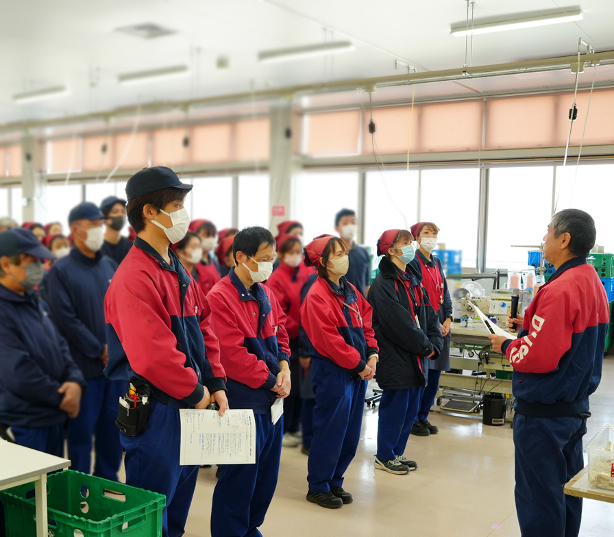 地震を想定した避難訓練中。天井はテントシート。