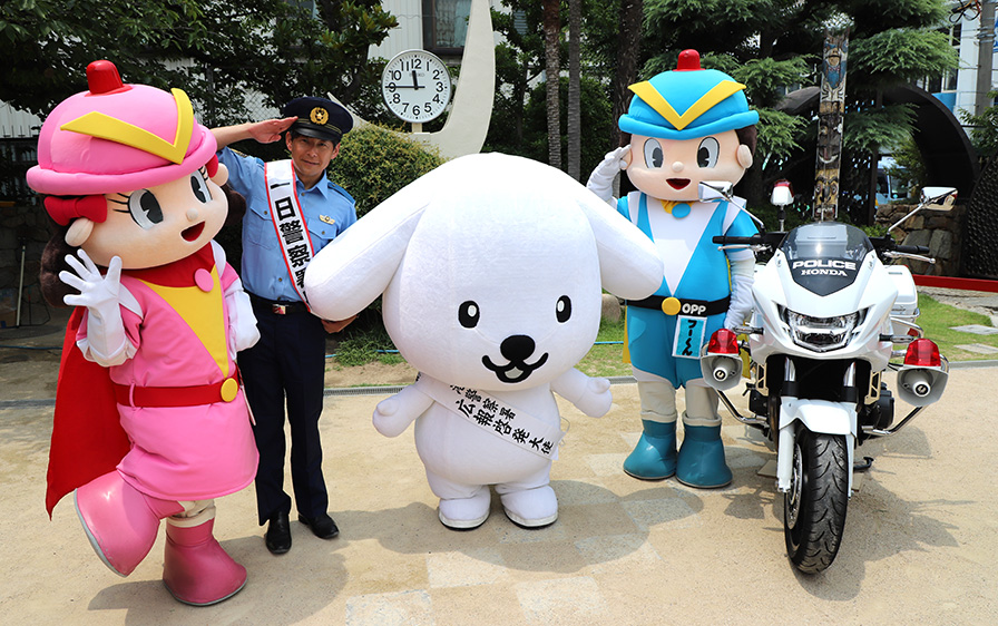 ダス犬、フーくん・ケイちゃんと一日警察署長の玉置恭一さん